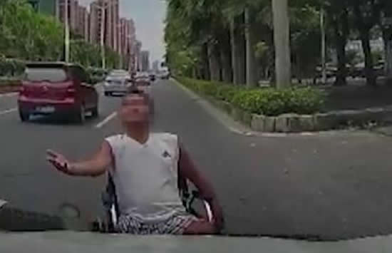 男子坐着轮椅在马路上碰瓷 网友：该一辈子坐轮椅