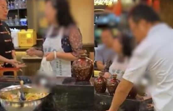 顾客打包10坛免费泡菜被拒后砸店 究竟是店家虚假宣传还是顾客钻空子