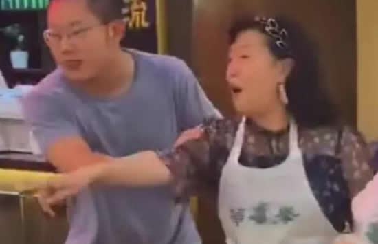 顾客打包10坛免费泡菜被拒后砸店 究竟是店家虚假宣传还是顾客钻空子