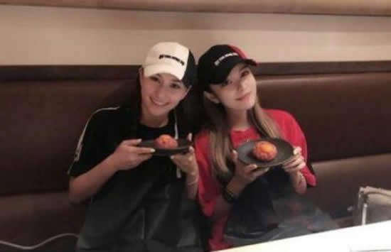 窦骁何超莲为周扬青庆生 窦骁脖子上的草莓印亮了