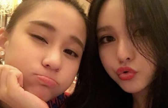 窦骁何超莲为周扬青庆生 窦骁脖子上的草莓印亮了