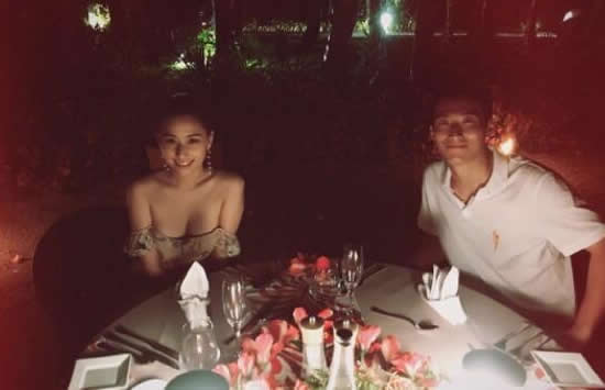 窦骁何超莲为周扬青庆生 窦骁脖子上的草莓印亮了