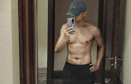 李现给腹肌打码 网友：社交管理大师！