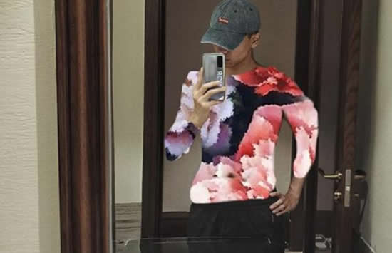 李现给腹肌打码 网友：社交管理大师！