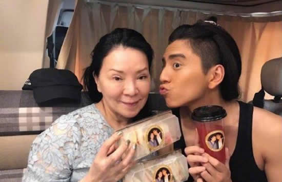 王大陆为妈妈庆冥诞 对妈妈的称呼让人泪目