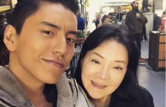 王大陆为妈妈庆冥诞 对妈妈的称呼让人泪目