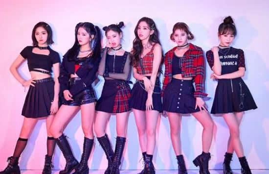 韩女团成员用衣服遮腿被阻止 画面曝光中国成员被扇耳光