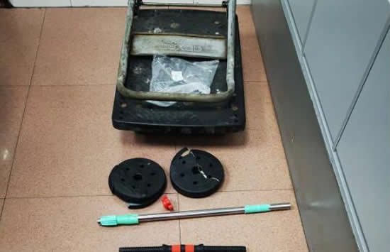 醉酒男子24楼抛下哑铃路人险被砸 高空抛物危害到底有多大 醉酒男子24楼抛下哑铃路人险被砸 高空抛物危害到底有多大