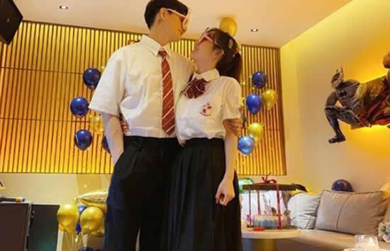 张檬金恩圣戴情侣对戒 两人怎么认识的什么时候在一起的 张檬金恩圣戴情侣对戒 两人怎么认识的什么时候在一起的