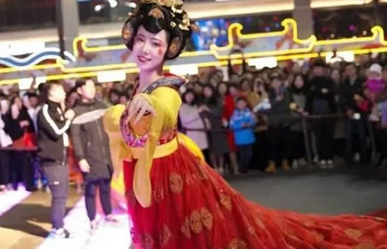 大唐不夜城不倒翁小姐姐结婚了 男方被指控制欲强两人没有夫妻相 大唐不夜城不倒翁小姐姐结婚了 男方被指控制欲强两人没有夫妻相