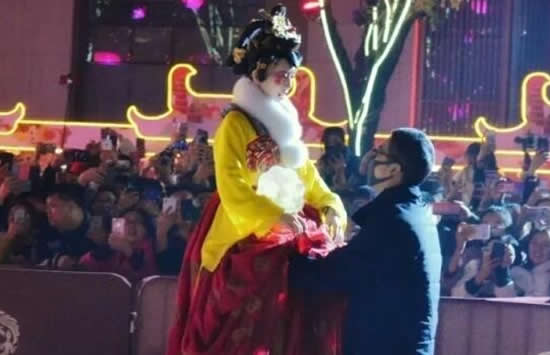 大唐不夜城不倒翁小姐姐结婚了 男方被指控制欲强两人没有夫妻相 大唐不夜城不倒翁小姐姐结婚了 男方被指控制欲强两人没有夫妻相