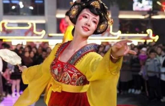 大唐不夜城不倒翁小姐姐结婚了 男方被指控制欲强两人没有夫妻相 大唐不夜城不倒翁小姐姐结婚了 男方被指控制欲强两人没有夫妻相