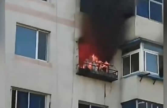 老人阳台求救被烧身亡 现场画面曝光让人十分揪心 老人阳台求救被烧身亡 现场画面曝光让人十分揪心
