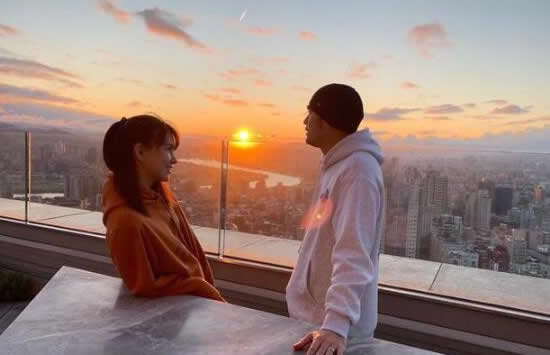 周杰伦吃醋昆凌帮别人加油 周总撒娇吃醋原来是这样的 周杰伦吃醋昆凌帮别人加油 周总撒娇吃醋原来是这样的