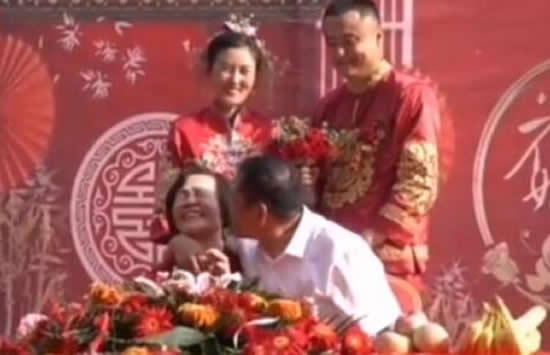 公公在儿子婚礼上连亲婆婆5口 网友:到底是谁结婚 公公在儿子婚礼上连亲婆婆5口 网友:到底是谁结婚