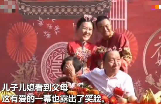 公公在儿子婚礼上连亲婆婆5口 网友:到底是谁结婚 公公在儿子婚礼上连亲婆婆5口 网友:到底是谁结婚