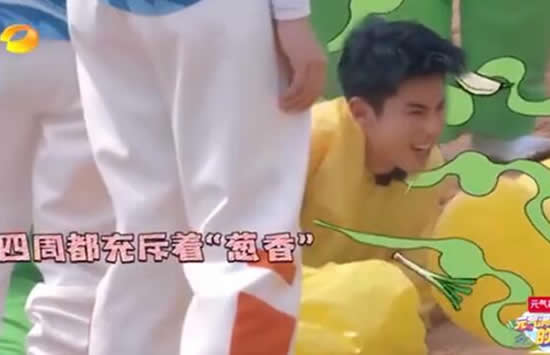 王耀庆吃了大葱朝王鹤棣哈气 网友：隔着屏幕都能感受到王鹤棣的绝望