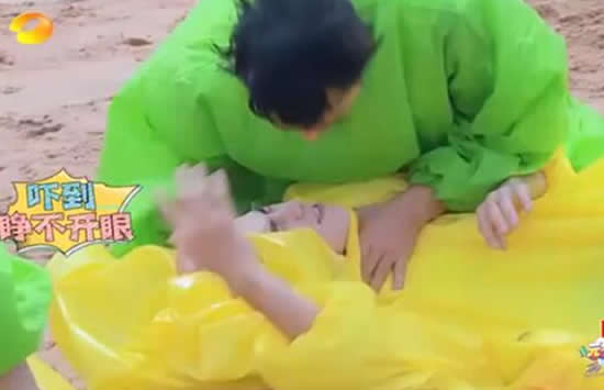 王耀庆吃了大葱朝王鹤棣哈气 网友：隔着屏幕都能感受到王鹤棣的绝望