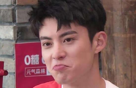 王耀庆吃了大葱朝王鹤棣哈气 网友：隔着屏幕都能感受到王鹤棣的绝望