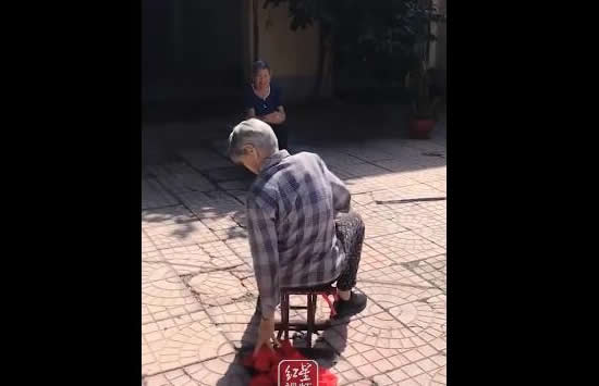 白发奶奶步履蹒跚玩丢手绢 网友:笑着笑着就哭了 白发奶奶步履蹒跚玩丢手绢 网友:笑着笑着就哭了