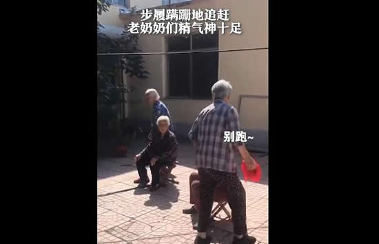 白发奶奶步履蹒跚玩丢手绢 网友:笑着笑着就哭了 白发奶奶步履蹒跚玩丢手绢 网友:笑着笑着就哭了