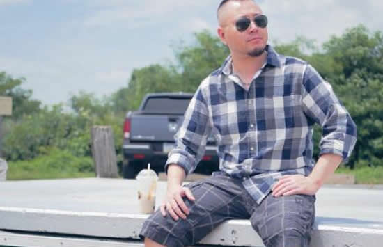 抖音我们终究也成路人了就这样谁也不理谁了是什么歌 歌曲那你应该很快乐演唱者及歌词