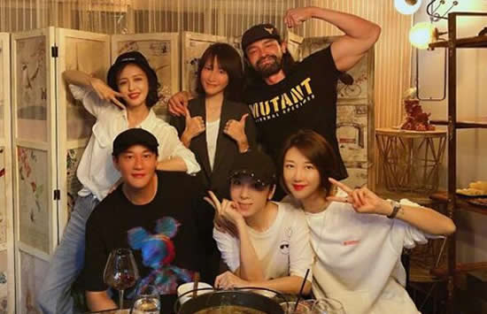 佟丽娅回应牵手神秘男子 对方身份曝光竟然是他 佟丽娅回应牵手神秘男子 对方身份曝光竟然是他