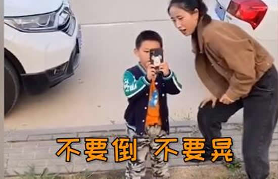 5岁外甥被小姨教成人肉三脚架 外甥：我太难了！