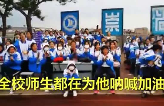 236斤男生运动会坚持跑完3000米 现场画面曝光网友意见不一 236斤男生运动会坚持跑完3000米 现场画面曝光网友意见不一