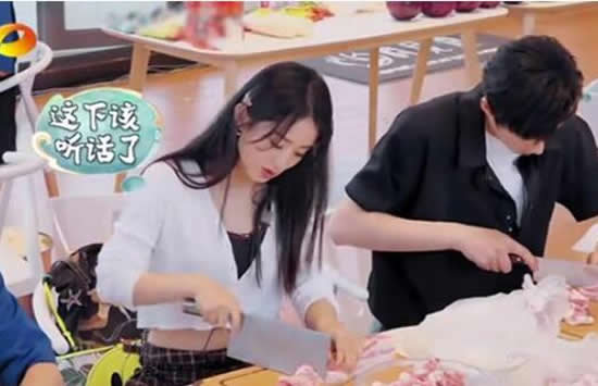 赵丽颖切肉切到手抖 农村出身的赵丽颖备受网友好评