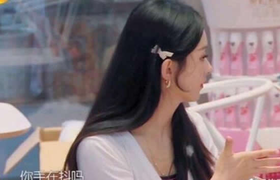 赵丽颖切肉切到手抖 农村出身的赵丽颖备受网友好评