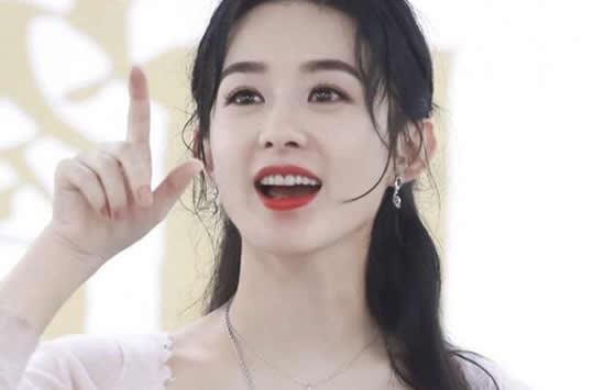 赵丽颖切肉切到手抖 农村出身的赵丽颖备受网友好评