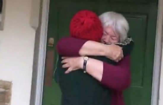 11岁男孩徒步2700公里跨国见奶奶 网友：一定是奶奶带大的孩子