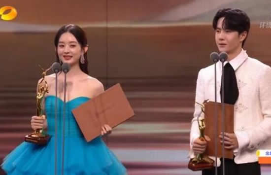 赵丽颖给王一博介绍前辈 一个细节看出来王一博的反应 赵丽颖给王一博介绍前辈 一个细节看出来王一博的反应