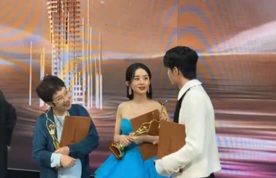 赵丽颖给王一博介绍前辈 一个细节看出来王一博的反应 赵丽颖给王一博介绍前辈 一个细节看出来王一博的反应