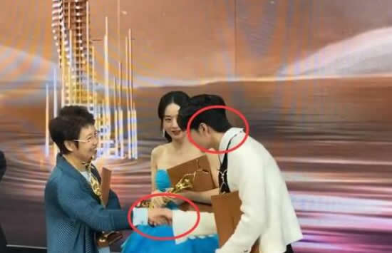 赵丽颖给王一博介绍前辈 一个细节看出来王一博的反应 赵丽颖给王一博介绍前辈 一个细节看出来王一博的反应