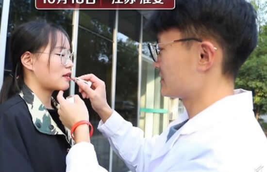 大二男生自制唇膏送女朋友 网友:穷和敷衍是两回事 大二男生自制唇膏送女朋友 网友:穷和敷衍是两回事