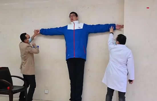 四川14岁男孩高221厘米 究其背后的原因原来是这样 四川14岁男孩高221厘米 究其背后的原因原来是这样