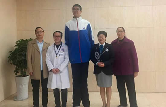 四川14岁男孩高221厘米 究其背后的原因原来是这样 四川14岁男孩高221厘米 究其背后的原因原来是这样