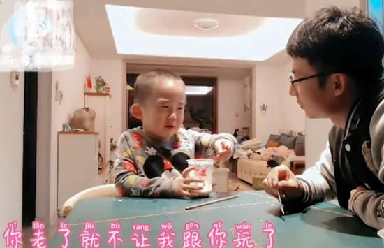 跟爸爸吃冰激凌聊到变老开始抹泪 详情画面曝光让人潸然泪下 跟爸爸吃冰激凌聊到变老开始抹泪 详情画面曝光让人潸然泪下