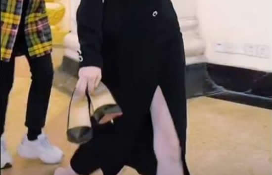 倪妮拎着高跟鞋下班 网友:这就是人群中的发光体! 倪妮拎着高跟鞋下班 网友:这就是人群中的发光体!