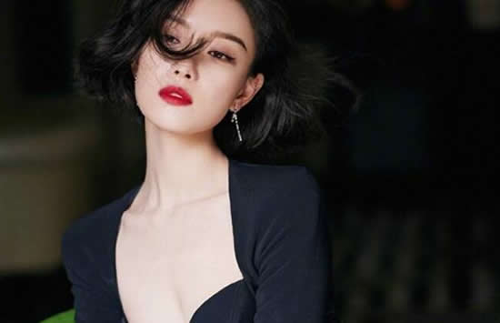 倪妮拎着高跟鞋下班 网友:这就是人群中的发光体! 倪妮拎着高跟鞋下班 网友:这就是人群中的发光体!