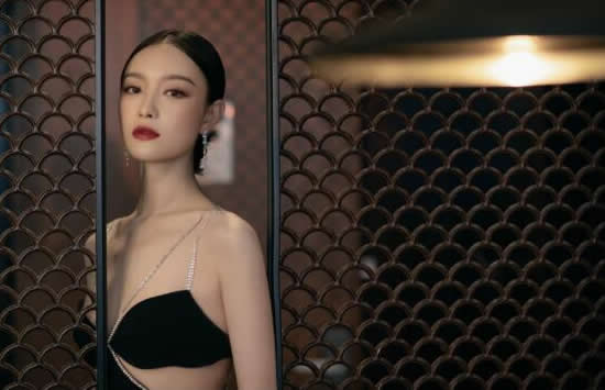 倪妮拎着高跟鞋下班 网友:这就是人群中的发光体! 倪妮拎着高跟鞋下班 网友:这就是人群中的发光体!