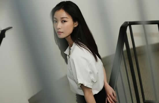 倪妮拎着高跟鞋下班 网友:这就是人群中的发光体! 倪妮拎着高跟鞋下班 网友:这就是人群中的发光体!