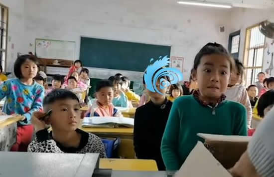 女孩考第一奖励太丰盛惊出表情包 网友:真香啊! 女孩考第一奖励太丰盛惊出表情包 网友:真香啊!