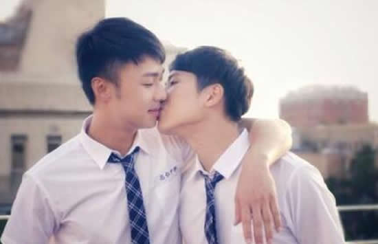 施柏宇杨孟霖什么关系 两人接吻照是怎么回事