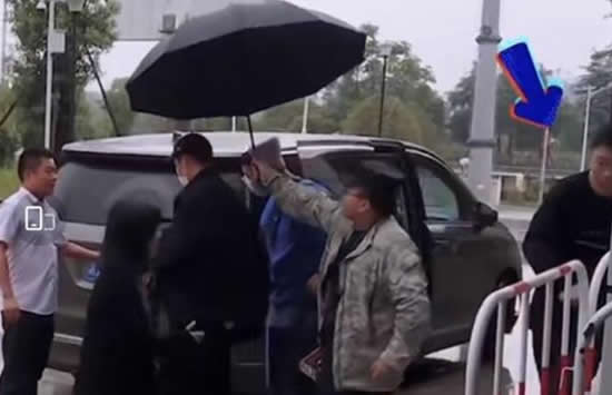 保安回应没给杨迪打伞 网友：所以爱会消失对吗