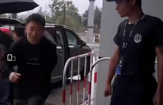 保安回应没给杨迪打伞 网友：所以爱会消失对吗