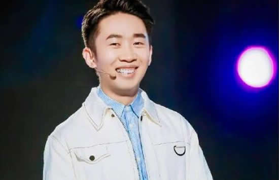 保安回应没给杨迪打伞 网友：所以爱会消失对吗