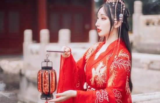 抖音笑看云烟风轻对酒山花开是什么歌 歌曲《笑看》演唱者及歌词介绍